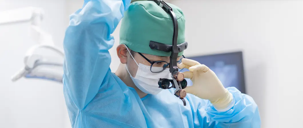 ISOI（国際口腔インプラント学会）認定医の資格を持つ歯科医師による治療